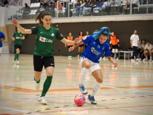 Jugadoras de fútbol sala compitiendo en un partido en el Pabellón Municipal La Illa Diagonal.