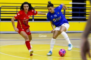 Jugadoras de fútbol sala en acción durante un partido