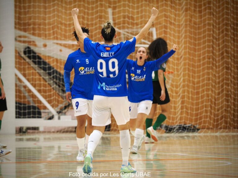 Jugadoras del Melilla Torreblanca celebrando un gol en un partido de fútbol sala femenino