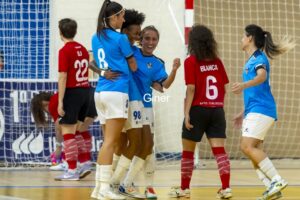 Jugadoras de Melilla Torreblanca celebrando un gol en un partido de fútbol sala.