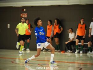 Jugadora del Melilla Torreblanca celebrando un gol en un partido de fútbol sala