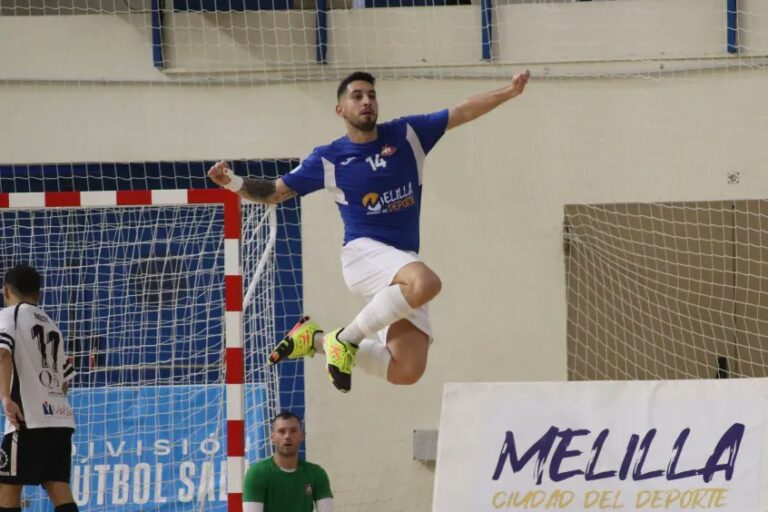 Jugador del C.D. Melistar saltando en un partido de fútbol sala