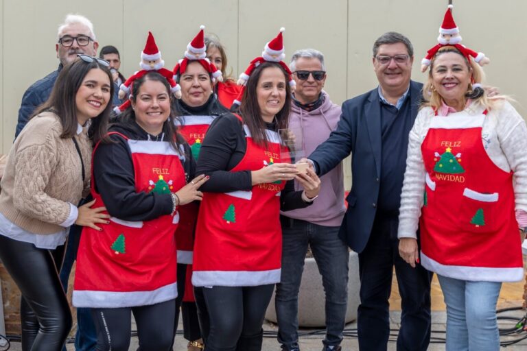 Grupo de personas celebrando el concurso de migas navideñas
