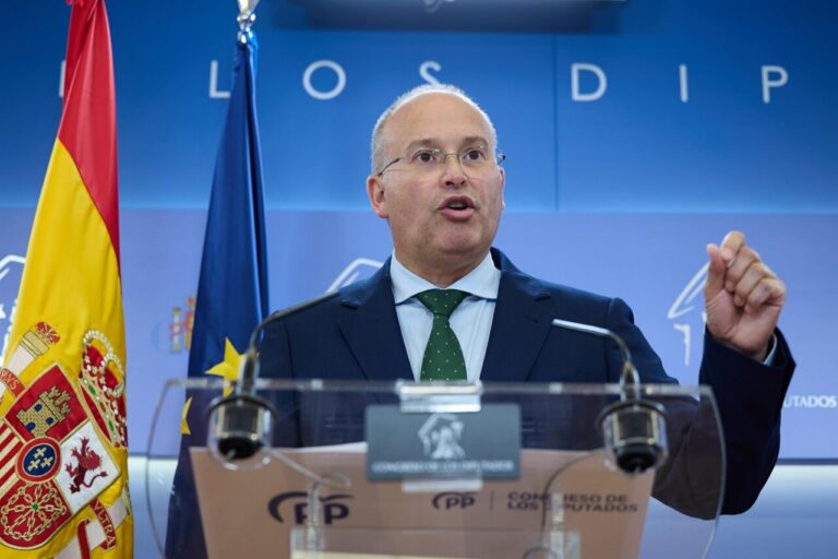 Miguel Tellado hablando en una rueda de prensa sobre la sentencia del TS