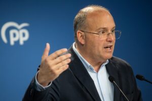 Miguel Tellado hablando en una rueda de prensa del PP