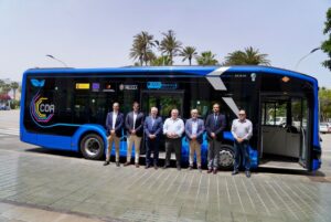 Nuevo autobús eléctrico en Melilla con consejeros y autoridades locales