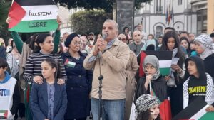 Mohamed Busian hablando en una manifestación por Palestina en Melilla.
