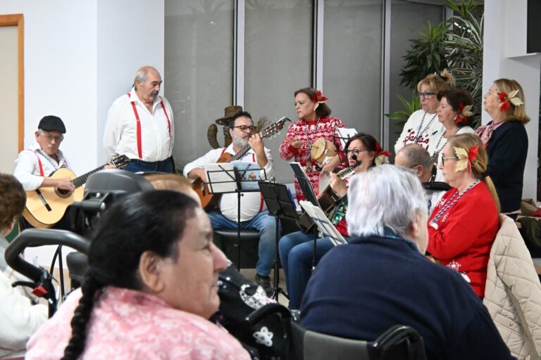 Grupo de músicos tocando instrumentos en un centro comunitario.