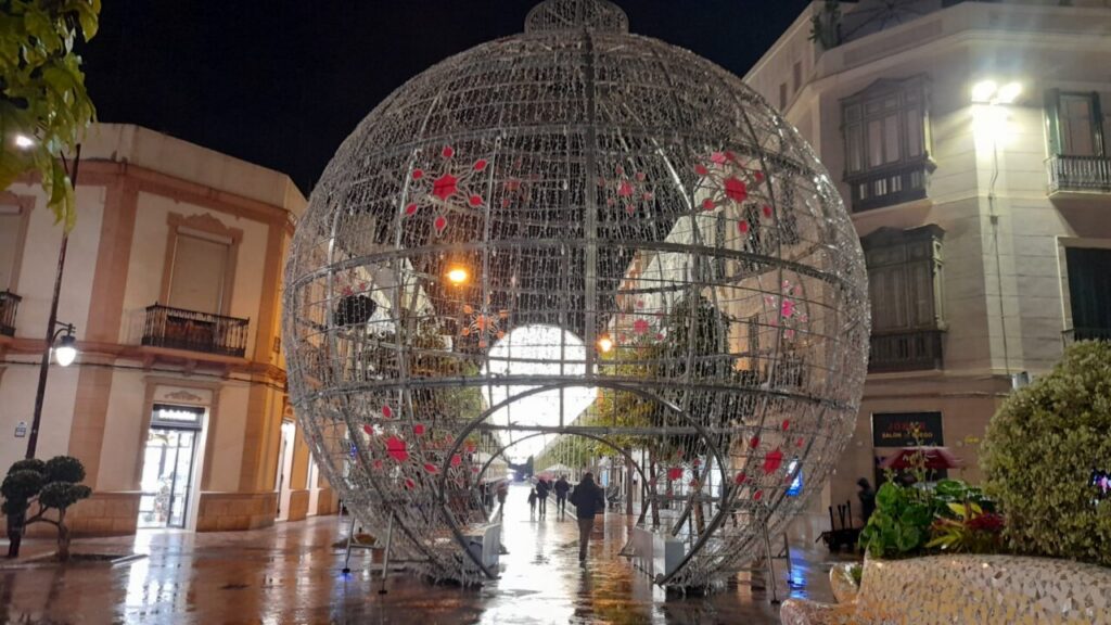 Esfera decorativa navideña iluminada en la calle General O'Donnell