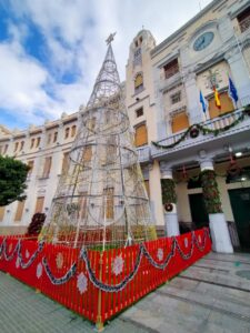 Árbol de Navidad decorado en una plaza pública durante la Navidad