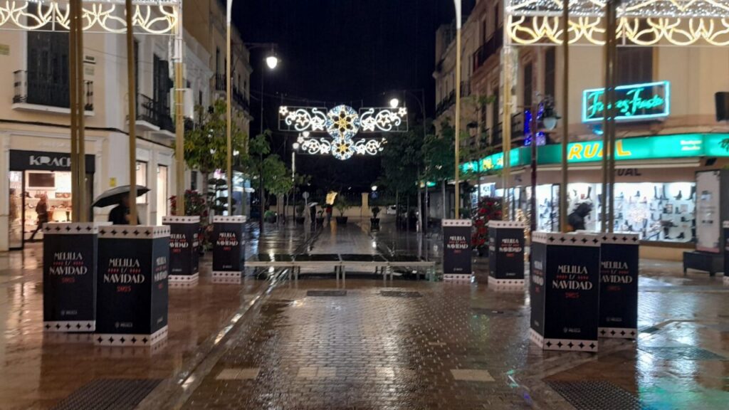 Calle General O'Donnell iluminada con decoraciones navideñas bajo la lluvia