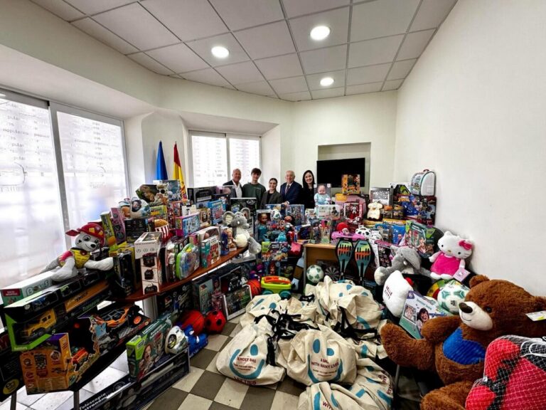 Mesa llena de juguetes para la campaña 'Ningún niño sin juguete'
