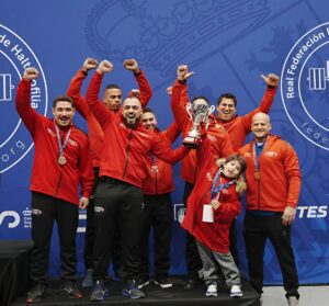 Equipo Olimpo Fénix celebra su medalla de bronce en halterofilia