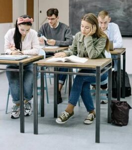Grupo de estudiantes en un aula durante una sesión de orientación educativa