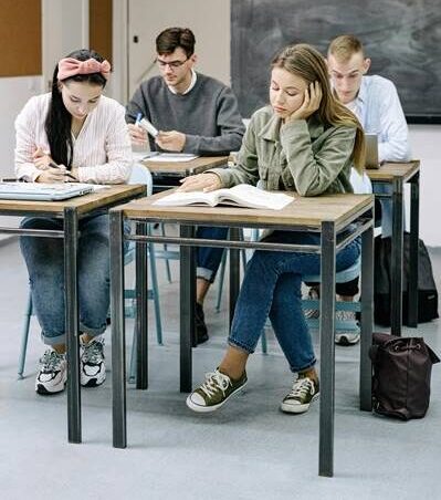 Grupo de estudiantes en un aula durante una sesión de orientación educativa