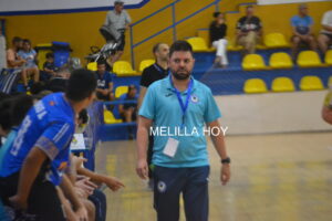 Entrenador Oriol Ferré en el banquillo durante un partido de balonmano