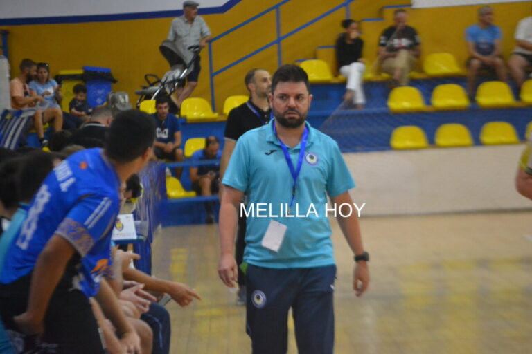 Entrenador Oriol Ferré en el banquillo durante un partido de balonmano