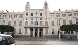 Vista del Palacio de la Asamblea en Melilla con un cielo nublado.