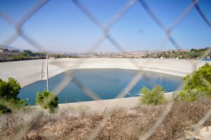 Vista del Pantano de las Adelfas en Melilla con cercas y vegetación