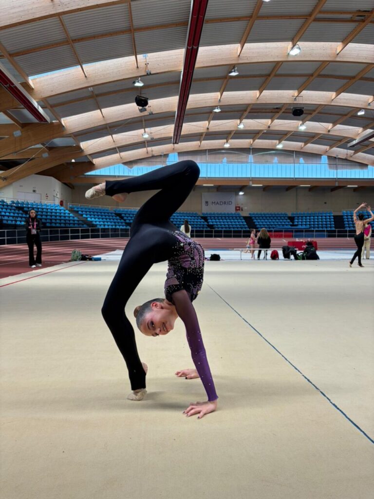 Gimnasta del Club Ágora realizando una figura en la Copa Base de Madrid