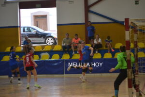 Jugadoras del Club Balonmano T-Maravilla Melilla en acción durante un partido