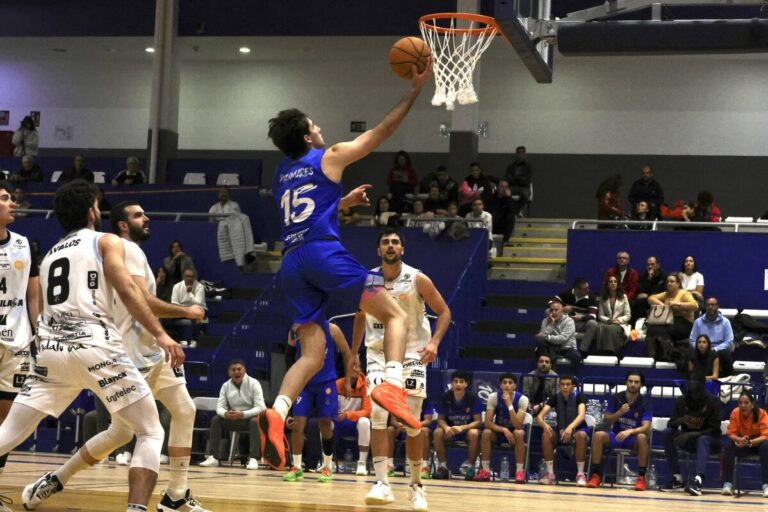 Jugador del C.B. Enrique Soler lanzando a canasta durante un partido de baloncesto