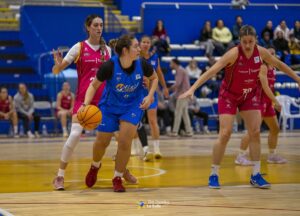 Jugadoras de baloncesto compitiendo en un partido en Melilla