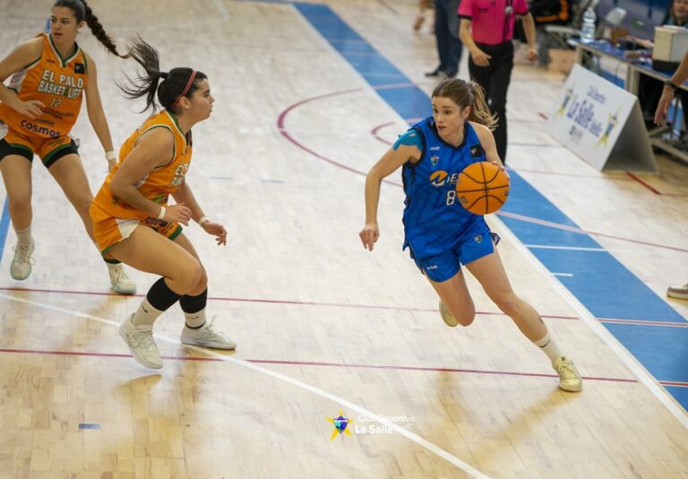 Jugadora del equipo La Salle driblando el balón durante un partido de baloncesto