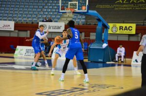 Jugadores del Club Melilla Baloncesto en acción durante un partido