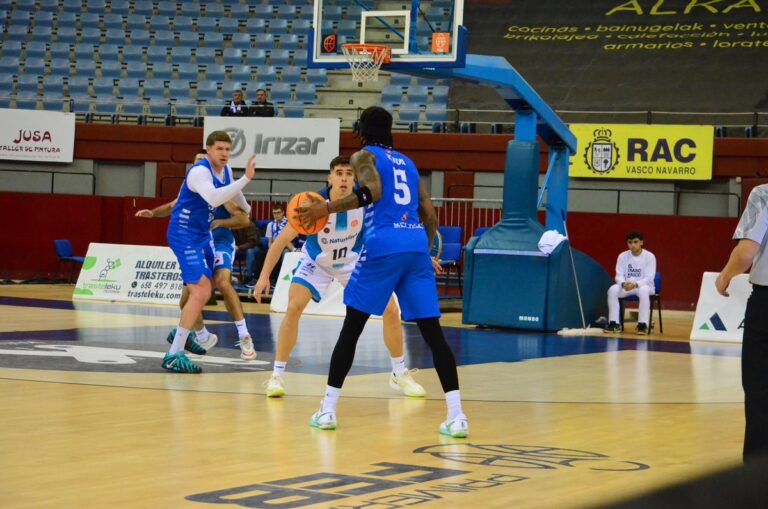 Jugadores del Club Melilla Baloncesto en acción durante un partido