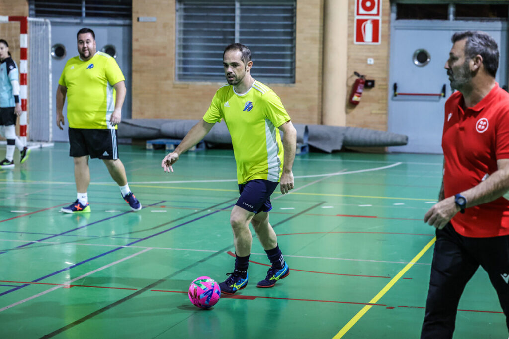 Jugadores en un partido de fútbol en el pabellón cubierto del IES Miguel Fernández
