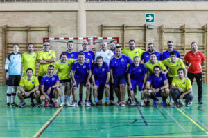 Jugadores de la APDM y RFMF en el partido de Navidad