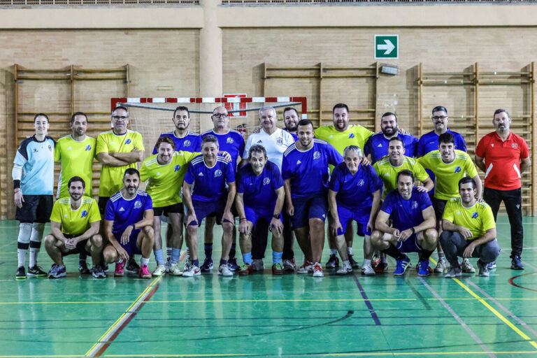 Jugadores de la APDM y RFMF en el partido de Navidad