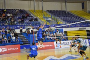 Jugadores de voleibol en acción durante un partido en Melilla