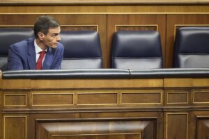 Pedro Sánchez sentado en el Congreso durante una sesión de control