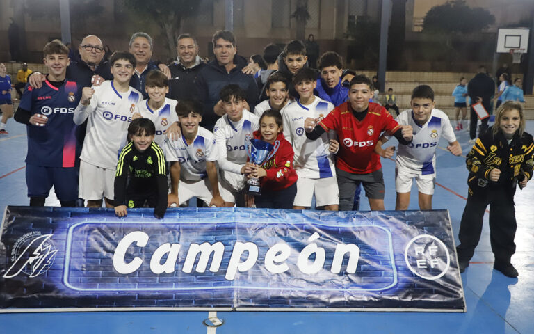 Equipo Peña Real Madrid B celebrando su victoria en la Copa Federación