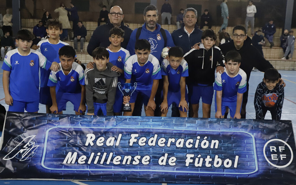Equipo infantil de fútbol sala Peña Real Madrid B con trofeo