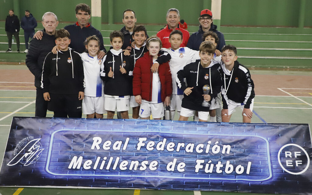 Equipo Peña Real Madrid B posando con trofeo tras el partido
