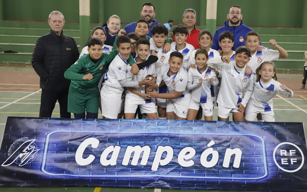Equipo de la Peña Real Madrid celebrando su victoria en la Copa Alevín