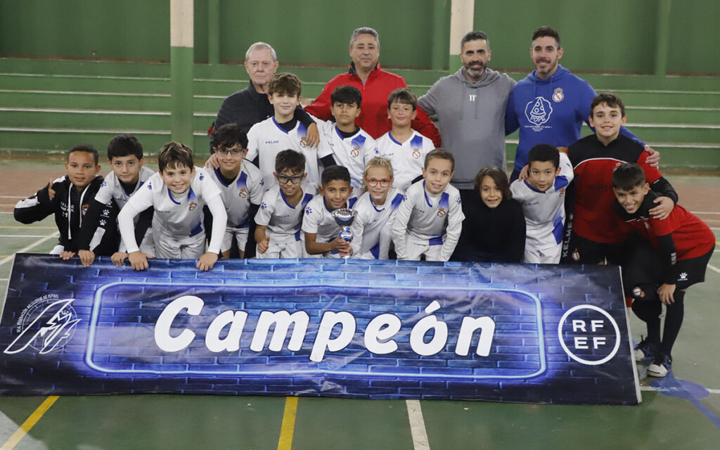 Equipo Peña Santillana B posando con trofeo de campeón