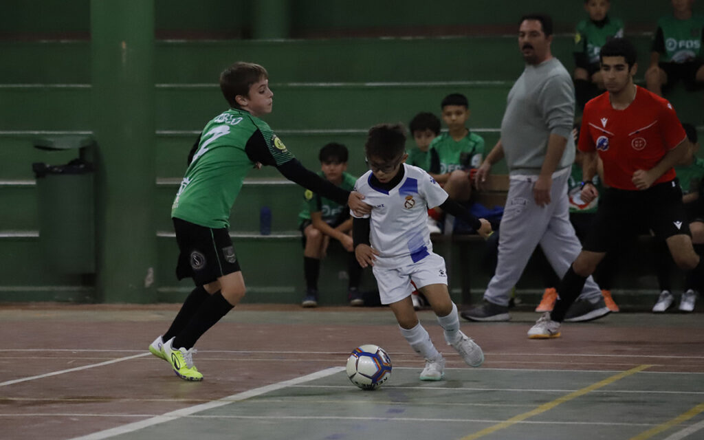 Niños jugando al fútbol sala en el Complejo del Estadio Álvarez Claro.