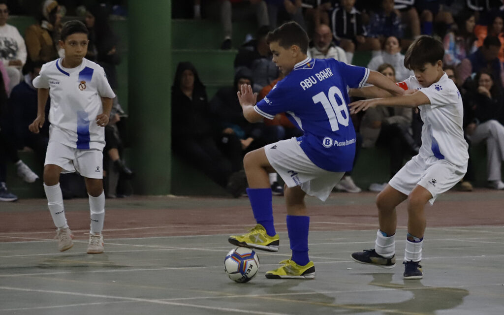 Niños jugando fútbol sala en el Complejo del Estadio Álvarez Claro.