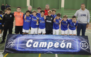Jugadores de U.D. Melilla celebrando su victoria en la Copa Alevín Sala