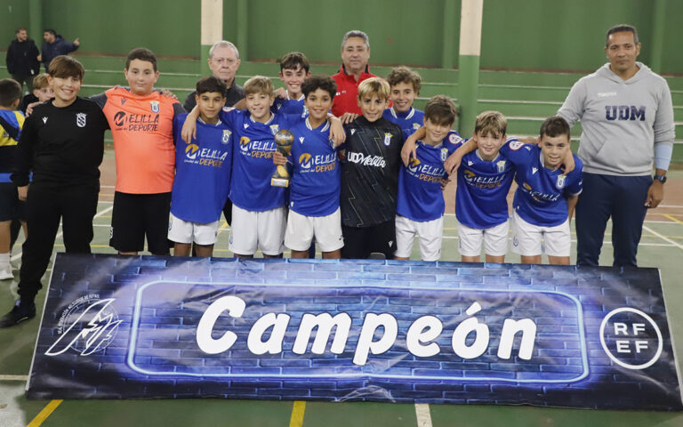 Jugadores de U.D. Melilla celebrando su victoria en la Copa Alevín Sala