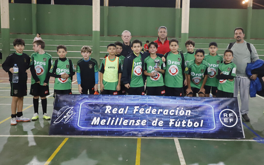Equipo de fútbol sala Nueva Era Melilla F.S. B con trofeo