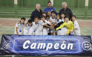 Niños del equipo Peña Santillana celebrando su victoria en la Copa Benjamín