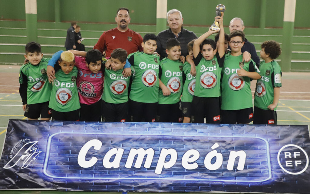 Equipo Nueva Era B celebrando su victoria en la Copa Benjamín