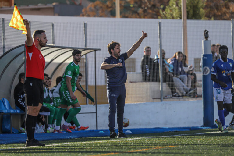 Pepe Arredondo dando instrucciones durante un partido de fútbol.