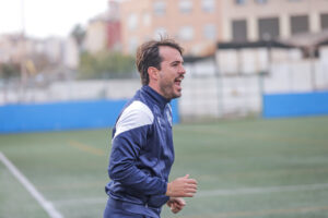 Pepe Arredondo dirigiendo a la U.D. Melilla B en un partido