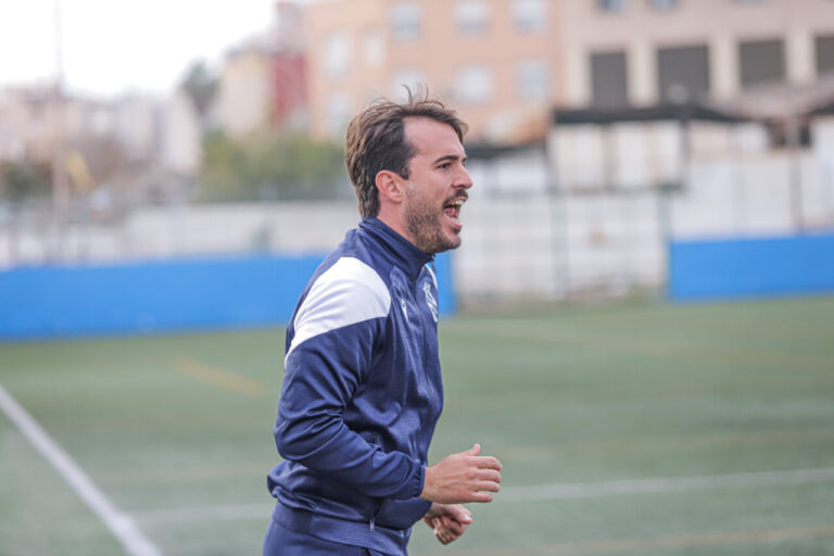 Pepe Arredondo dirigiendo a la U.D. Melilla B en un partido